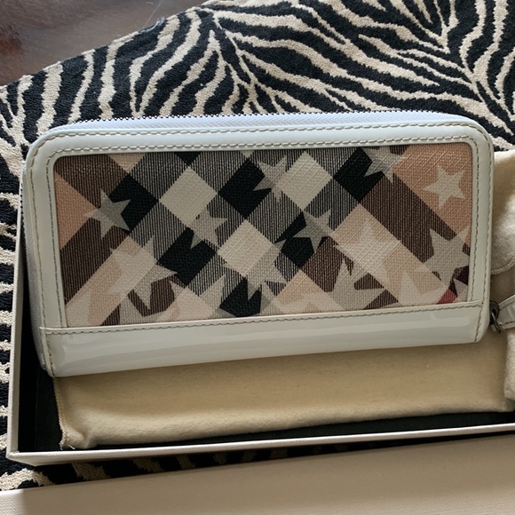 Designer Burberry Wallet, pre-owned used a few times, in very good condition. - Picture 5 of 16